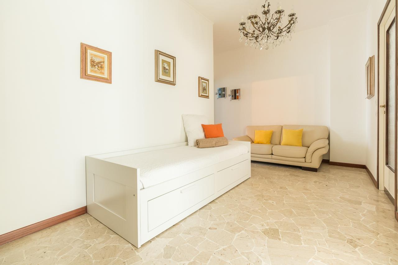 Alessia'S Flat- Sondrio M3 Apartment Milan Bagian luar foto